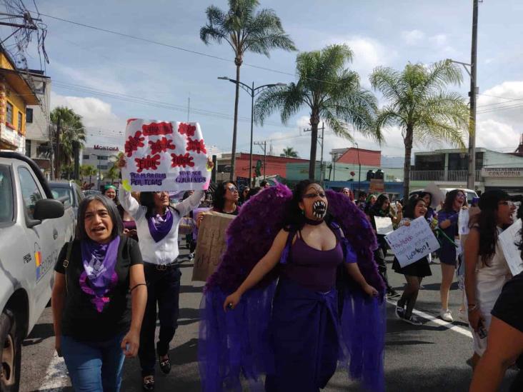 Marchan feministas para exigir a autoridades que frenen violencia contra mujeres, en Orizaba