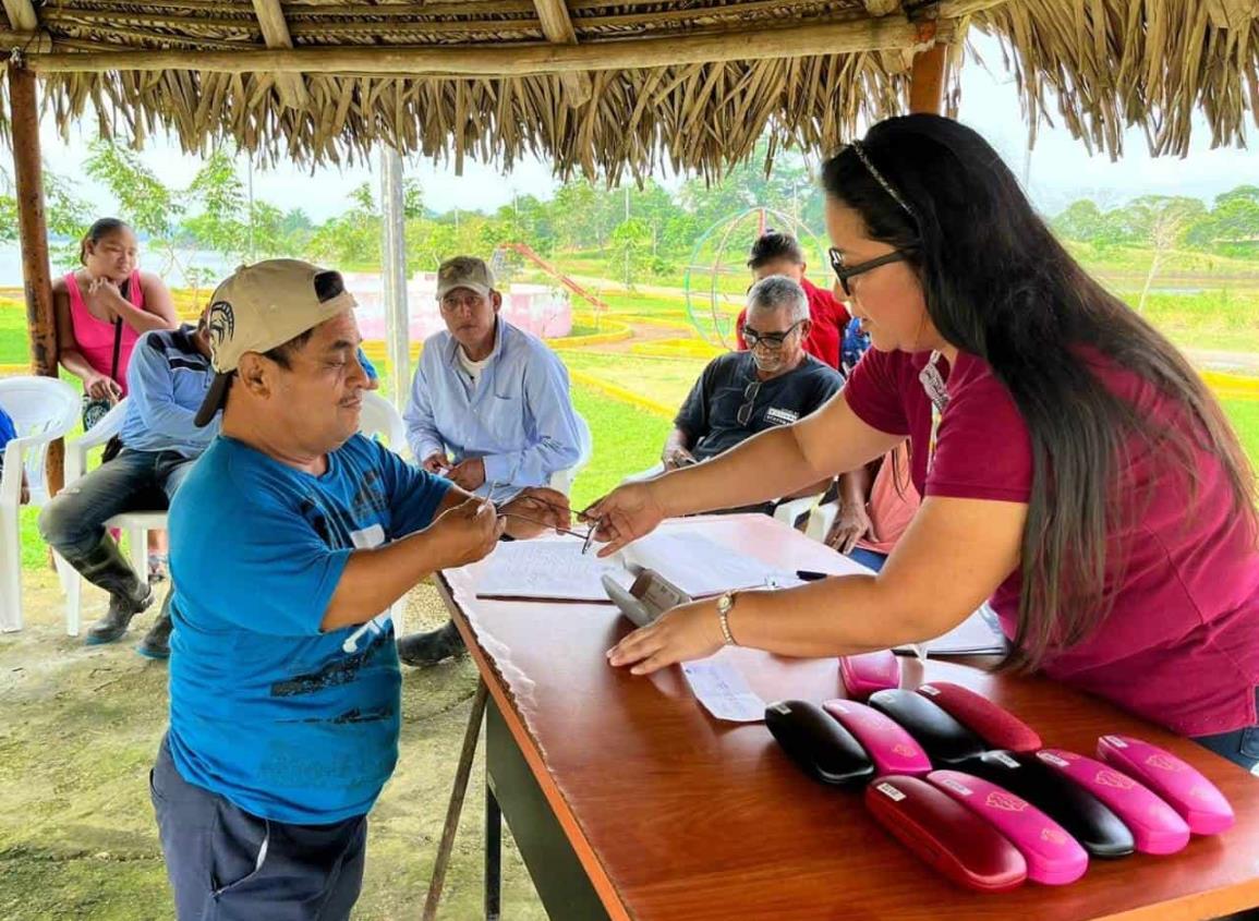 DIF Coatzacoalcos entrega lentes a beneficiarios de los ejidos