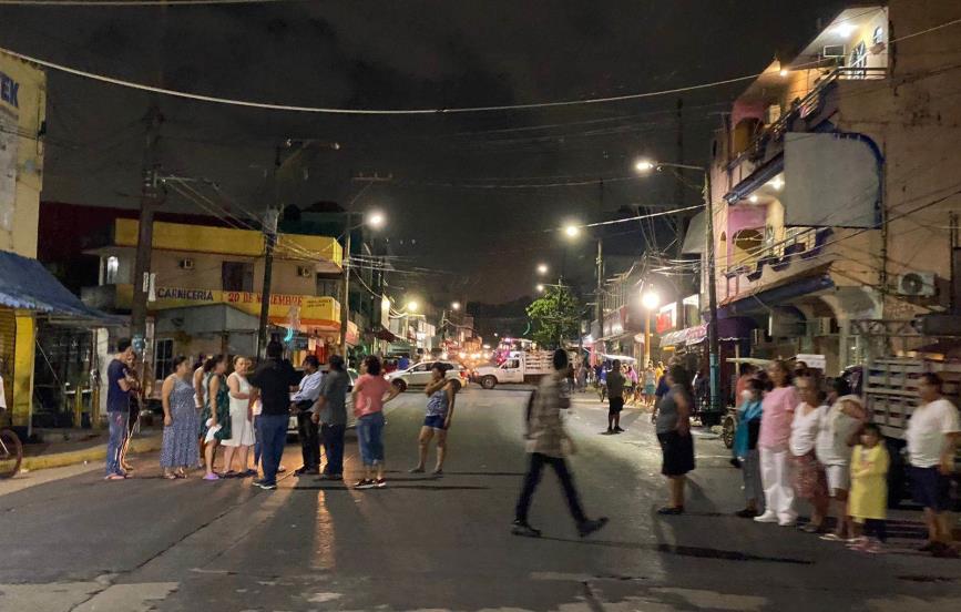 Vecinos bloquean Las Palmitas; llevan 5 días sin luz