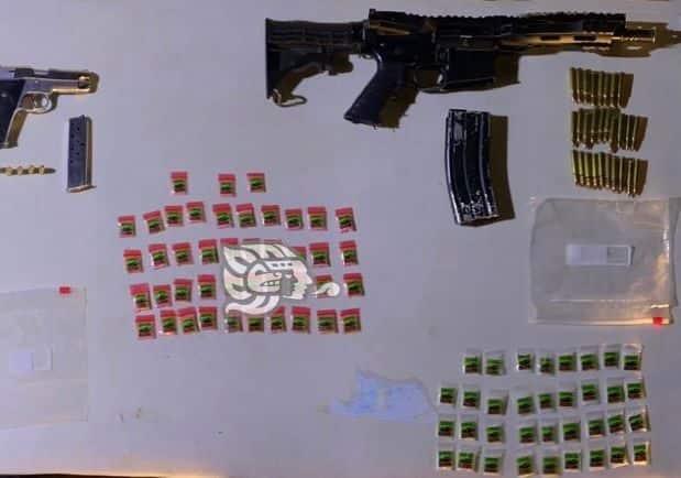 Caen presuntos narcos con armamento y estupefacientes en Acayucan