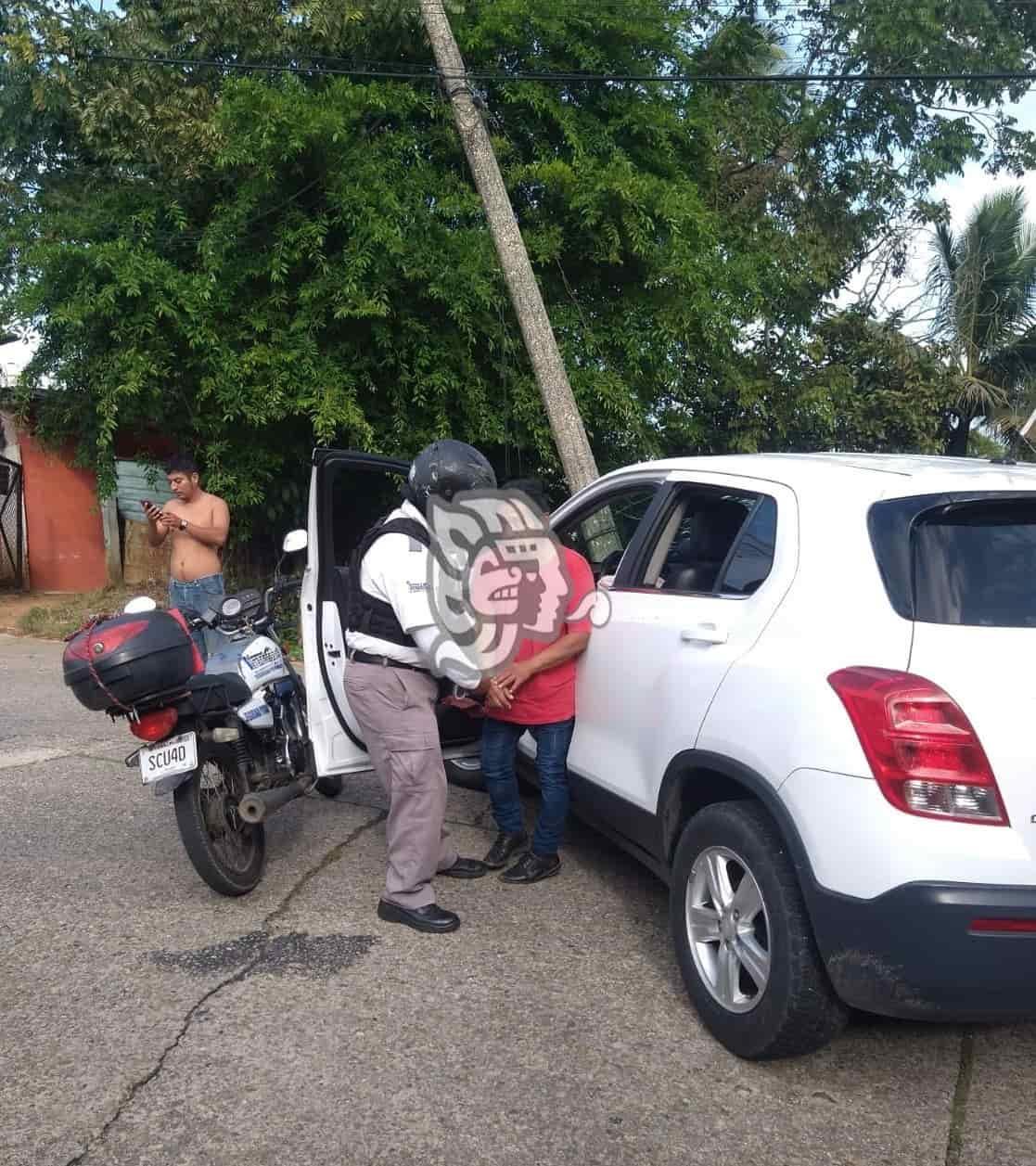 Camioneta se impacta en colonia El Palmar de Minatitlán