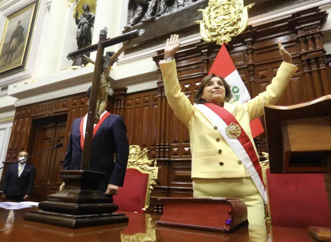 Dina Boluarte rinde protesta como nueva presidenta de Perú (+Video)