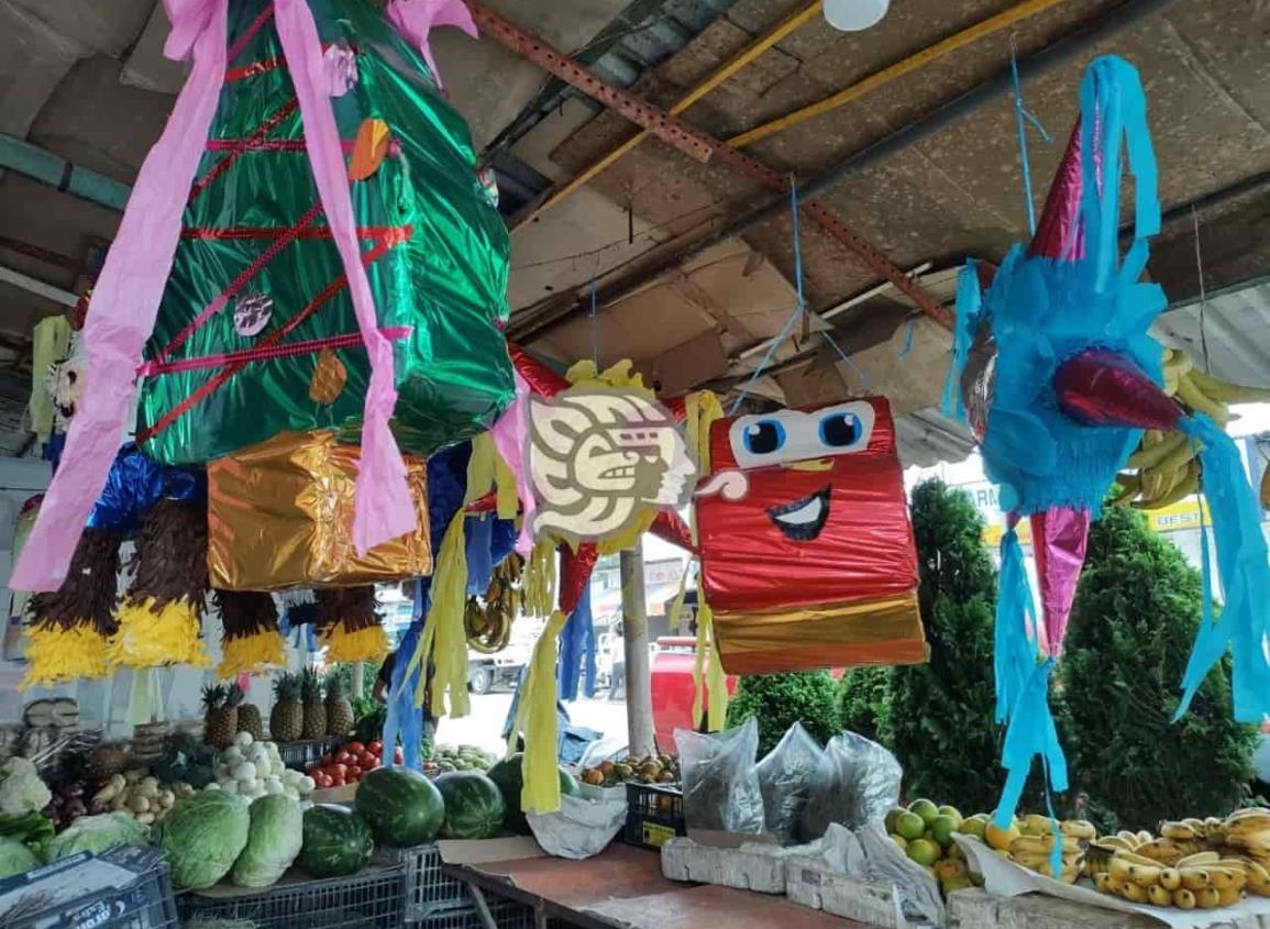 Comerciantes exhiben coloridas piñatas en Moloacán