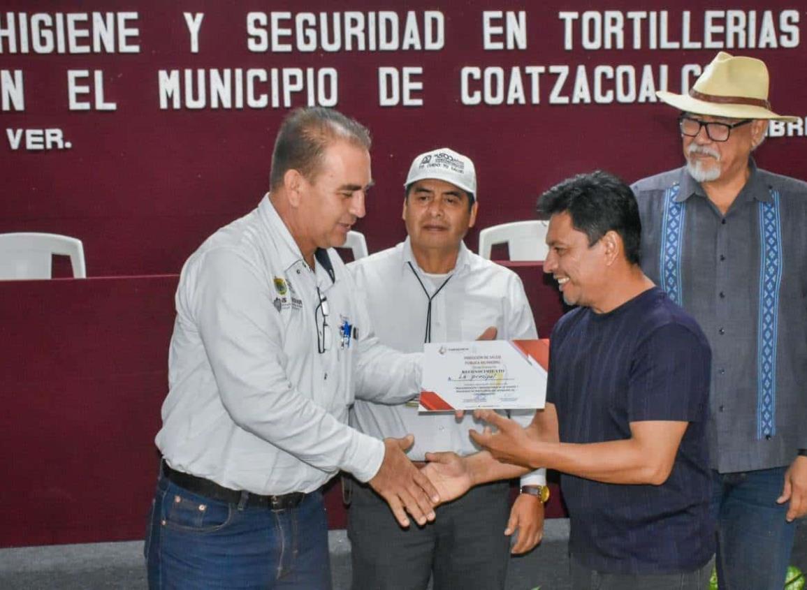 Autoridades municipales capacitan a responsables de expendios de tortilla