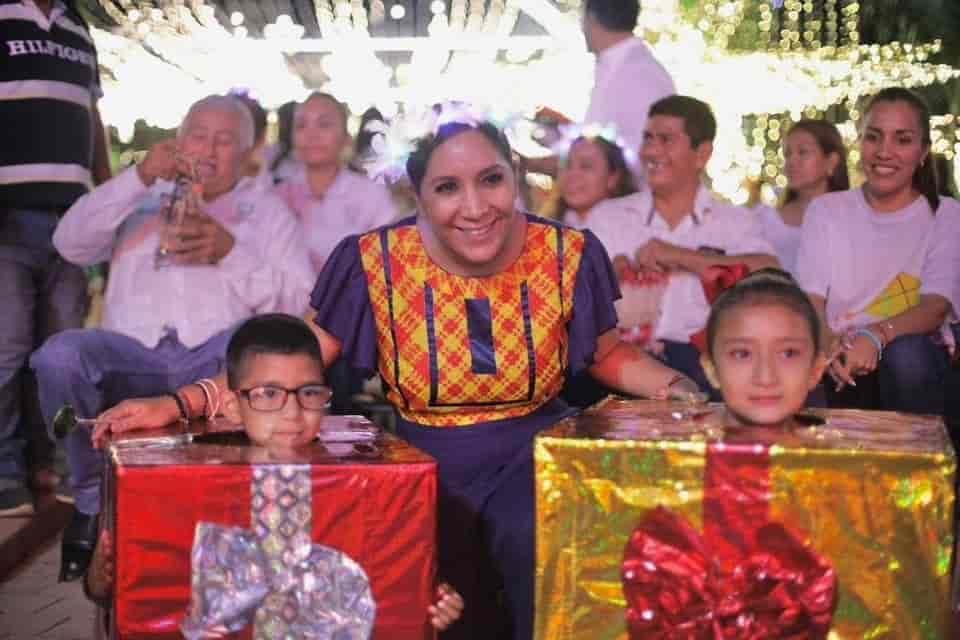 Brilla la Navidad en Acayucan con Rosalba Rodríguez