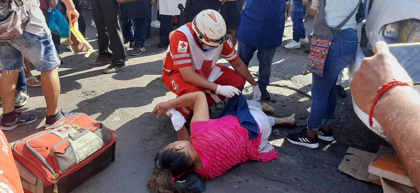 Camión urbano atropella a abuelita en zona de mercados de Veracruz