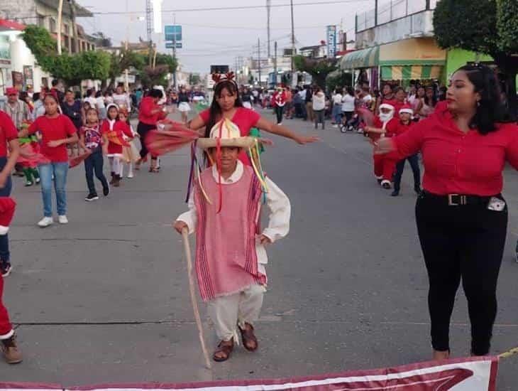 Más de 2 mil alumnos en Desfile Navideño en Jáltipan