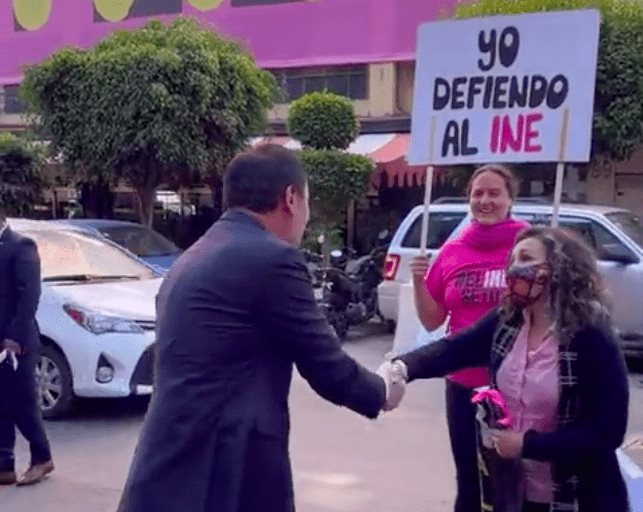 Yo también defiendo al INE: Osorio Chong saluda a manifestantes