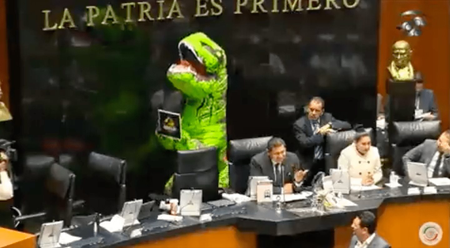 Senadora panista protesta disfrazada de dinosaurio (+videos)