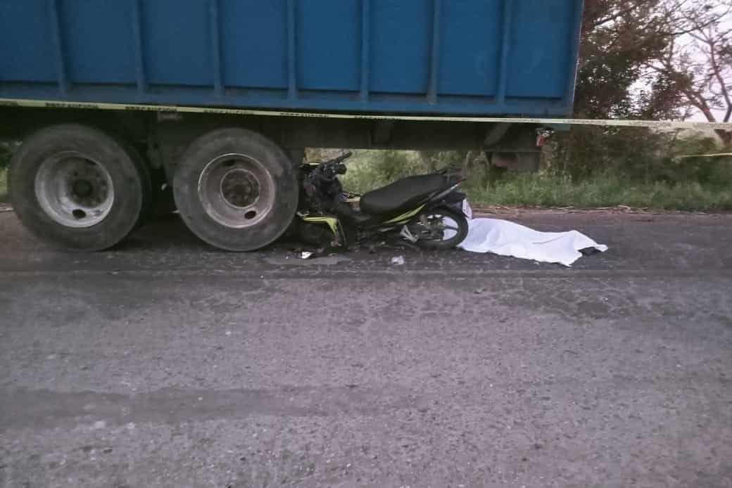 Motociclista se impacta contra carro cañero mal estacionado y pierde la vida en Cosamaloapan