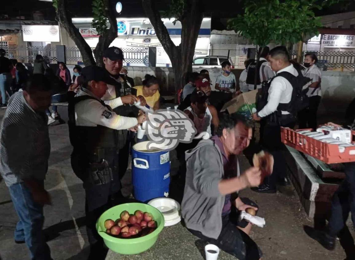 Policía Vial y Estatal entregaron cenas en hospitales de Minatitlán