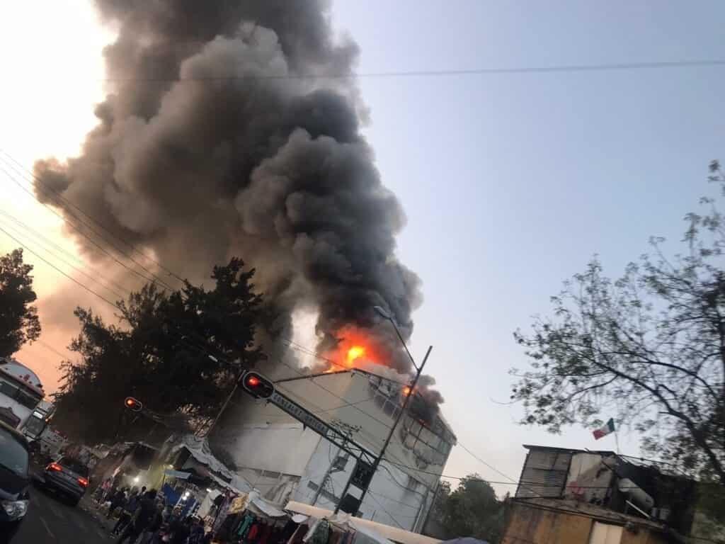 Incendio en Tepito; bodega de calzado es consumida por las llamas (+Video)