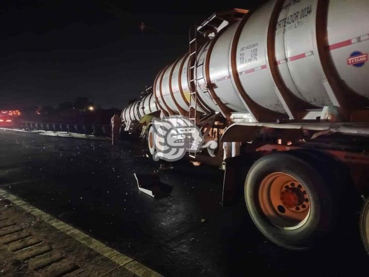 Tráiler doble pipa se accidenta en la autopista Orizaba-Córdoba