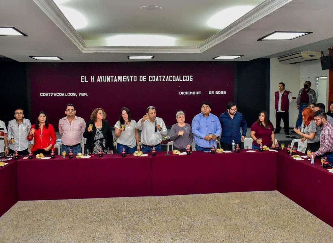 Alcalde de Coatzacoalcos realiza brindis navideño con periodistas