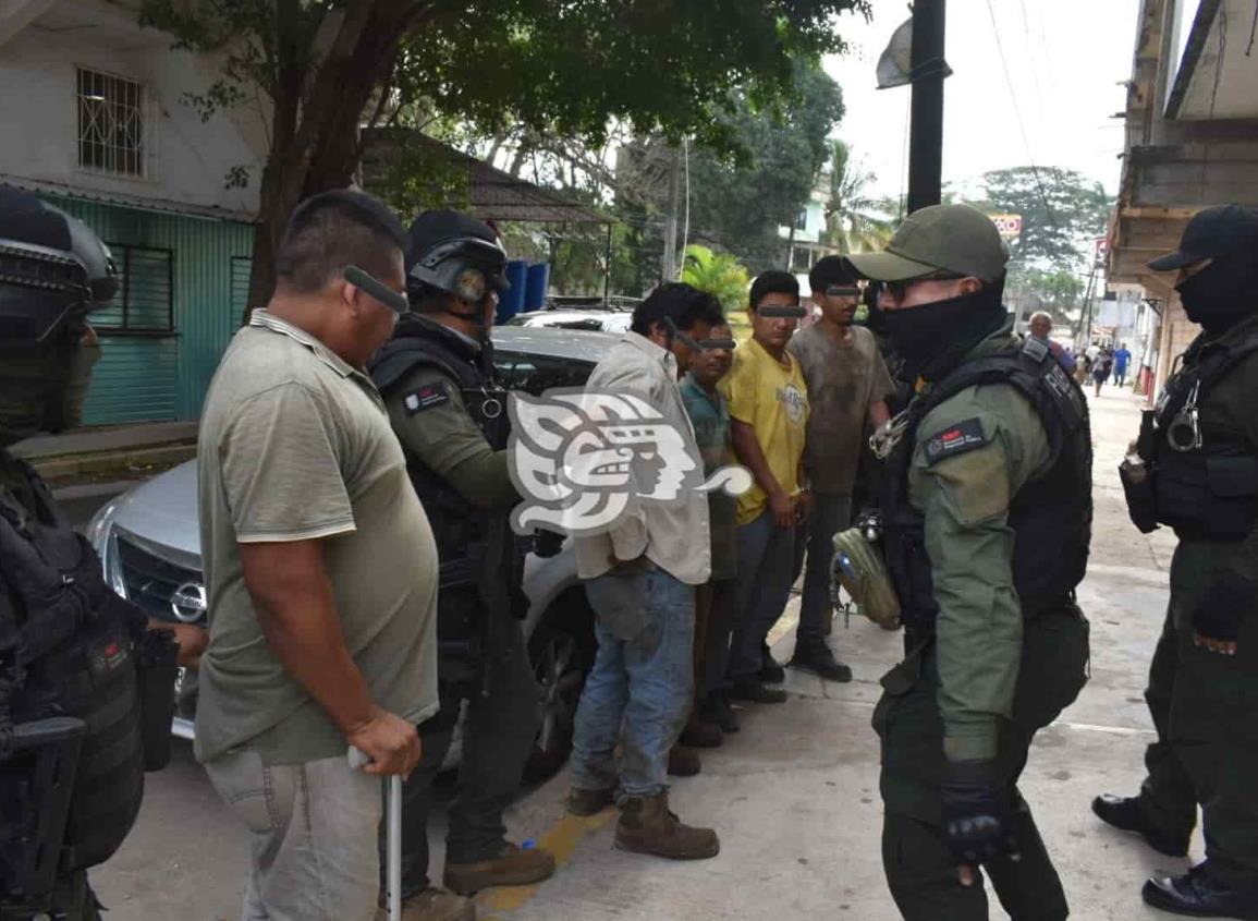 Por narcomenudeo y robo, a disposición de FGE empleados detenidos en taller de Acayucan (Video)