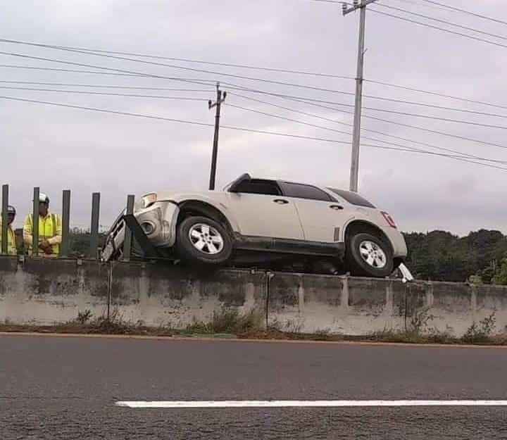¡Acabó sobre el muro!; el conductor perdió el control de la camioneta