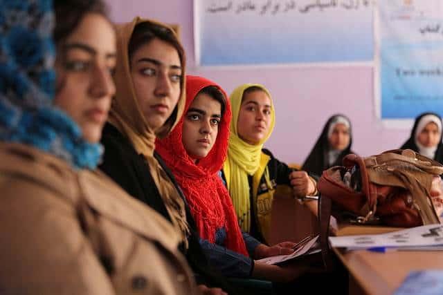 ¡Alarmante!; Talibanes prohíben a las mujeres estudiar la universidad