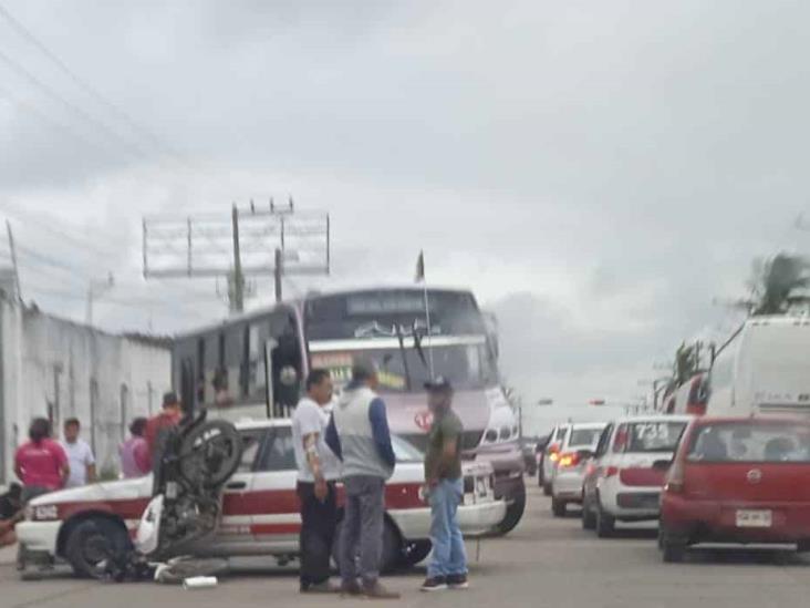 Motociclista se estrelló contra taxi frente a la central (+Video)