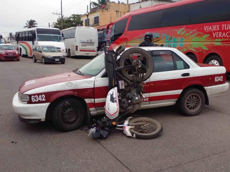 Motociclista se estrelló contra taxi frente a la central (+Video)