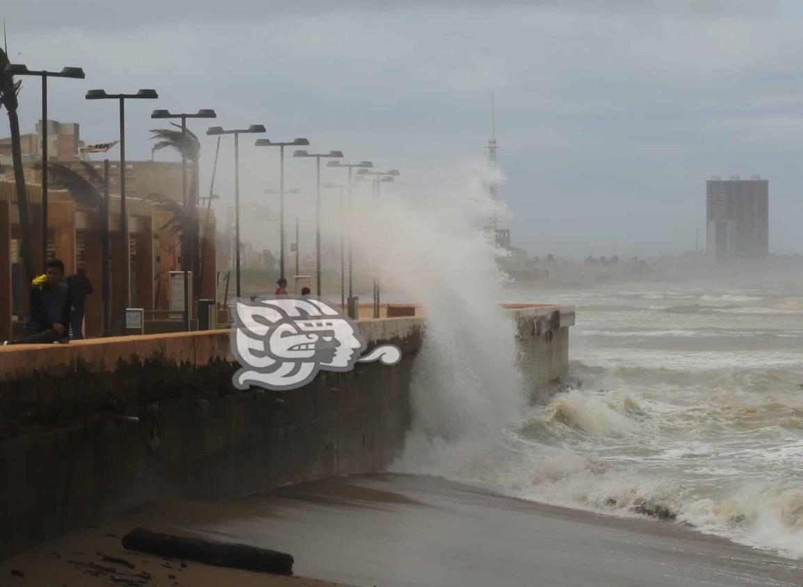 Azota Frente Frío 19 a Coatzacoalcos; cierran puerto a la navegación (Video)