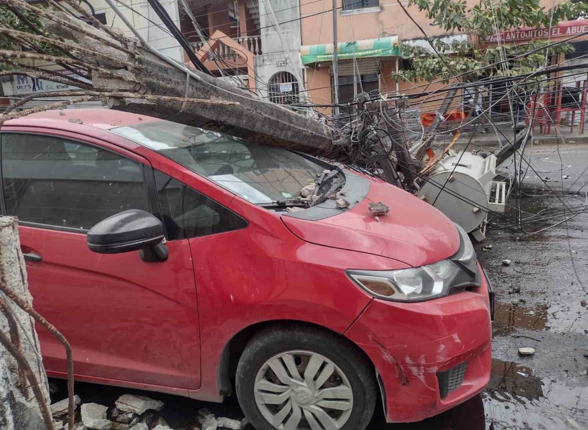 Cae transformador sobre coche por fuertes vientos de norte en Veracruz(+Video)
