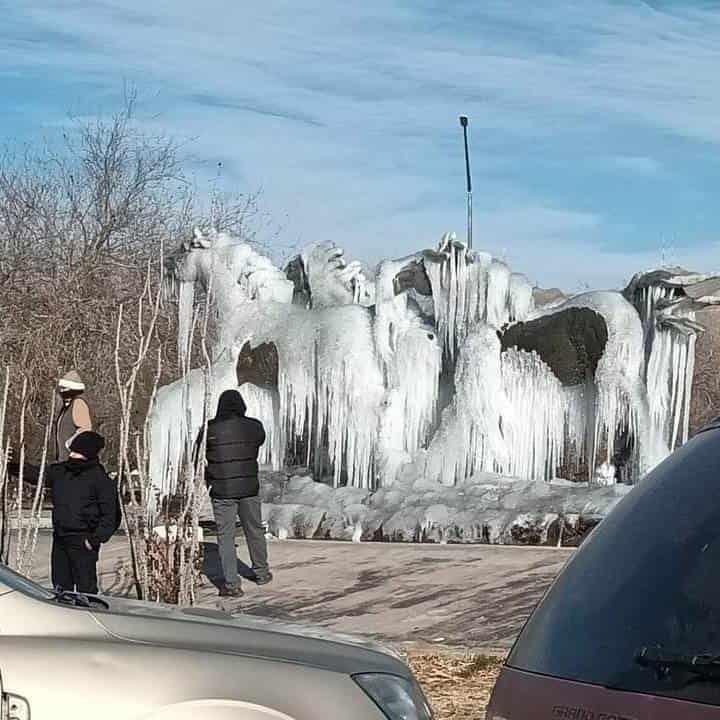 Bajas temperaturas congelan fuentes y estatuas en Chihuahua