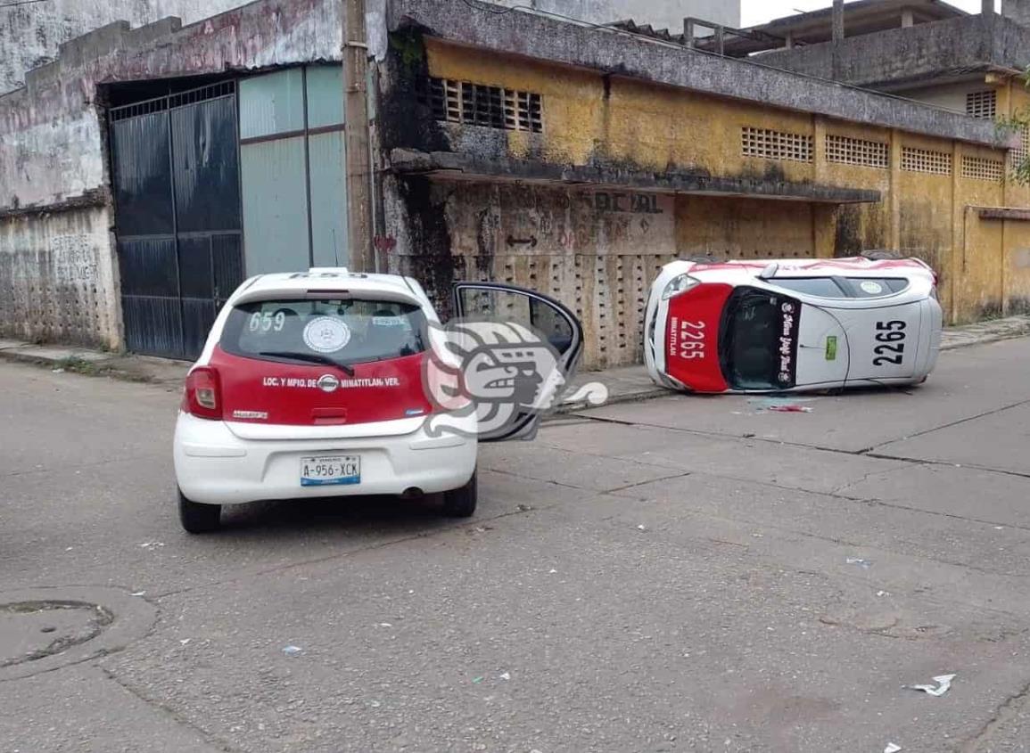 Duelo de taxis en Mina; uno terminó volcado