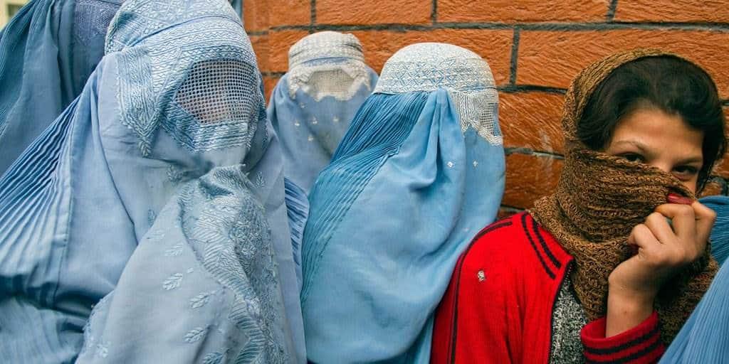 Afganistán: prohíben a mujeres trabajar en ONG