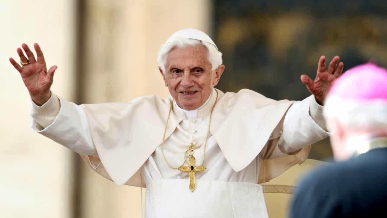 Salud de Benedicto XVI empeora: papa Francisco pide orar por él
