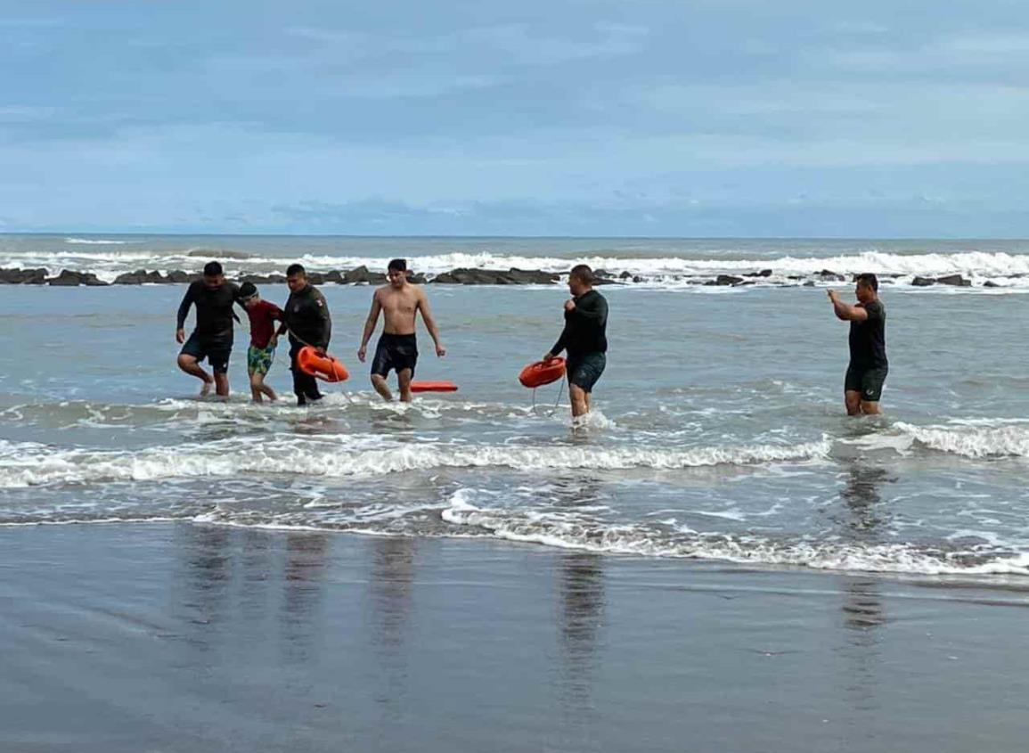 Rescatan a turistas a punto de ahogarse en playa de Chachalacas, Veracruz