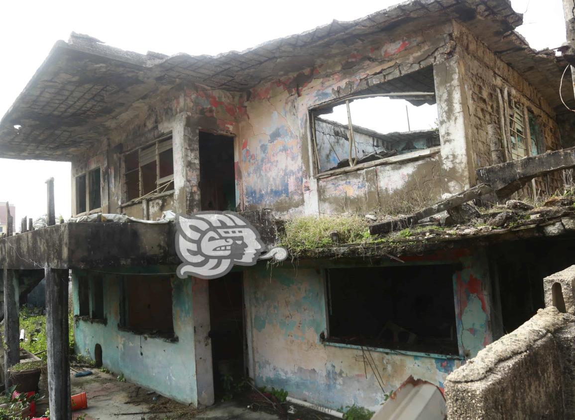 Antiguas casas representan peligro de derrumbe en Coatzacoalcos