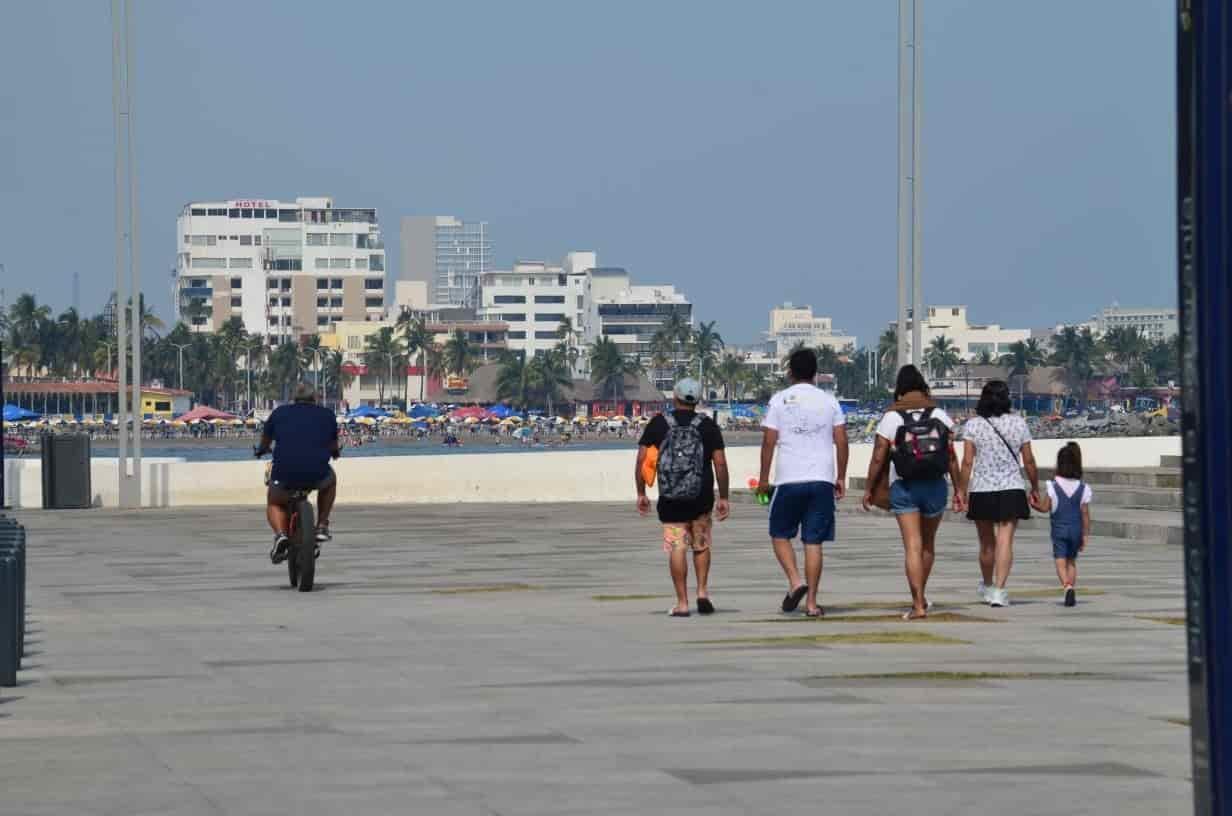 Turistas aprovechan el calor para pasear por el bulevar y malecón de Veracruz