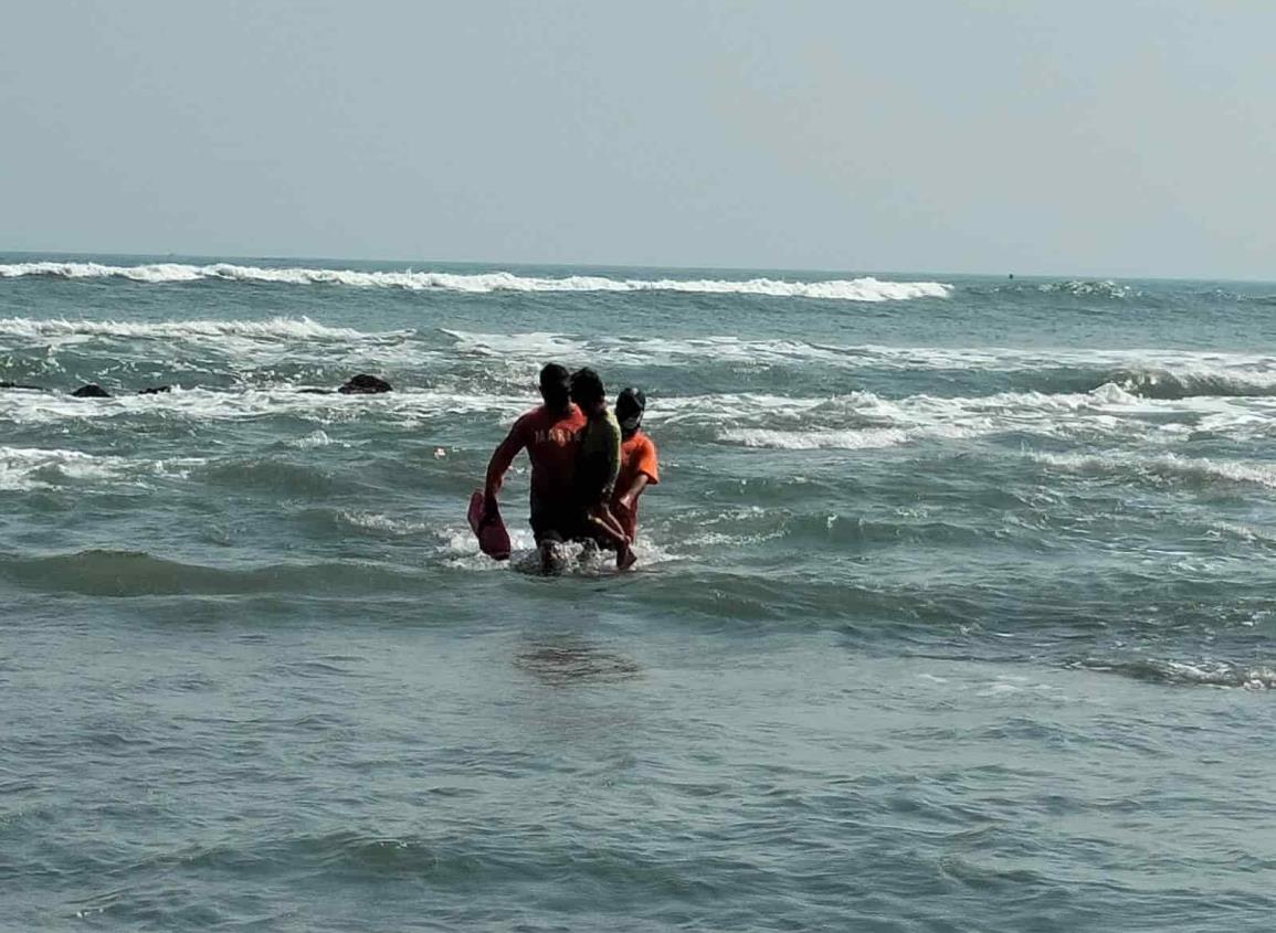 Rescatan a menores de ahogarse en Playa Chachalacas