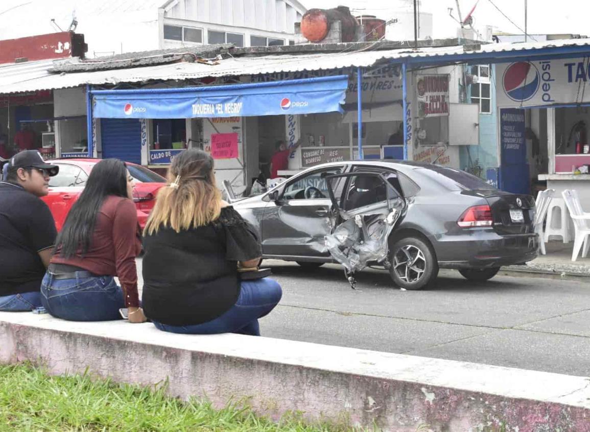 Camión de limpian pública chocó contra vehículo particular en Coatzacoalcos