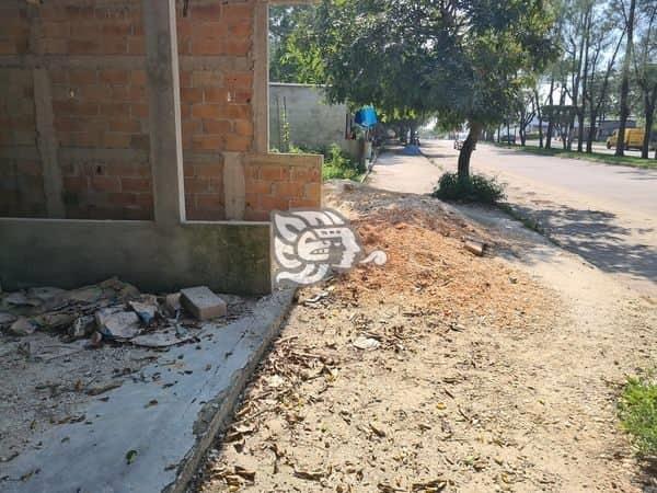 Obstruyen banquetas con material de construcción en Nanchital