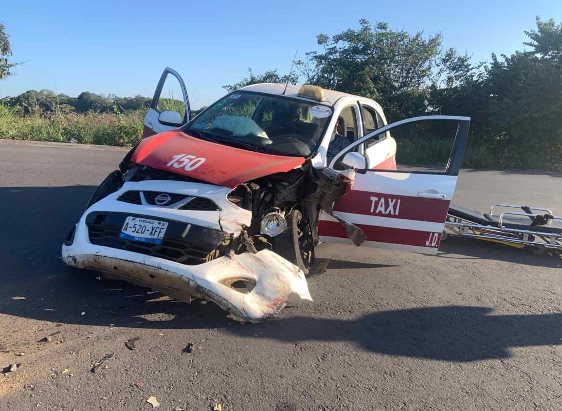 Taxista de Hueyapan causa accidente en Acayucan