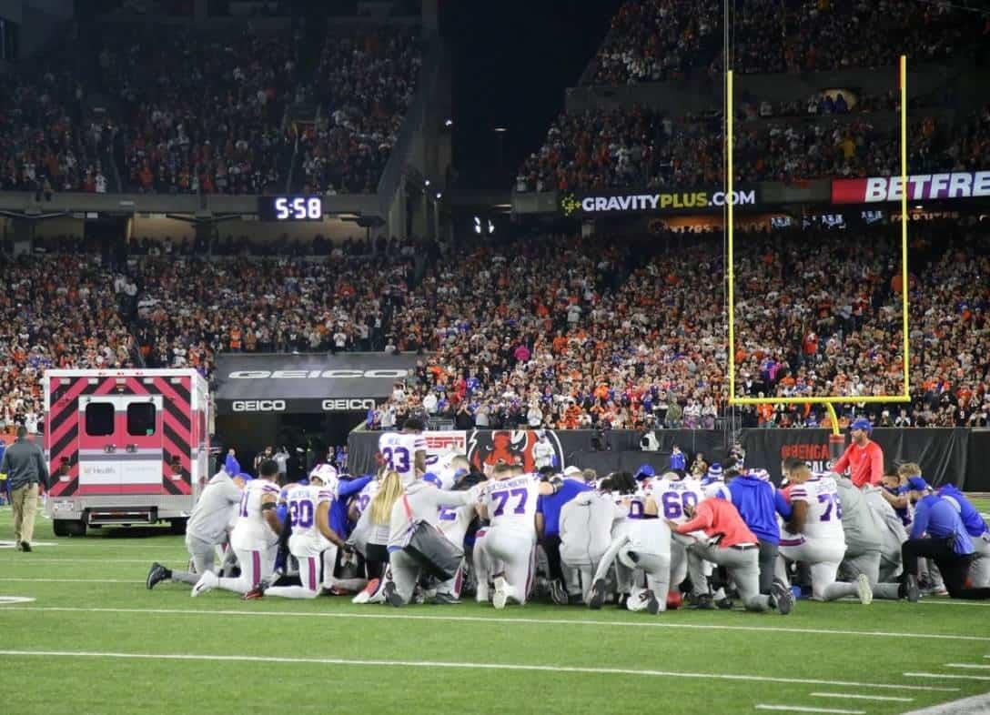 Dramatismo en la NFL: colapsa jugador y suspenden partido