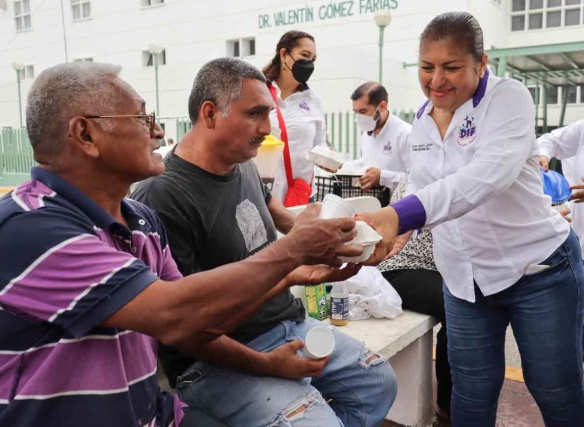 DIF entregó alimentos a migrantes y familiares de pacientes en hospitales