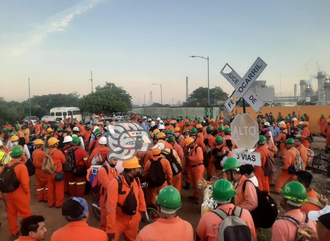 Protestan trabajadores por falta de pago en zona industrial de Coatzacoalcos(+Video)