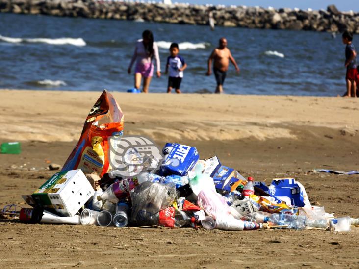 Vacacionistas dejan su cochinero en playas de Coatzacoalcos