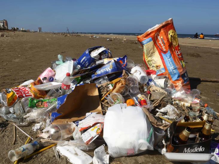 Vacacionistas dejan su cochinero en playas de Coatzacoalcos