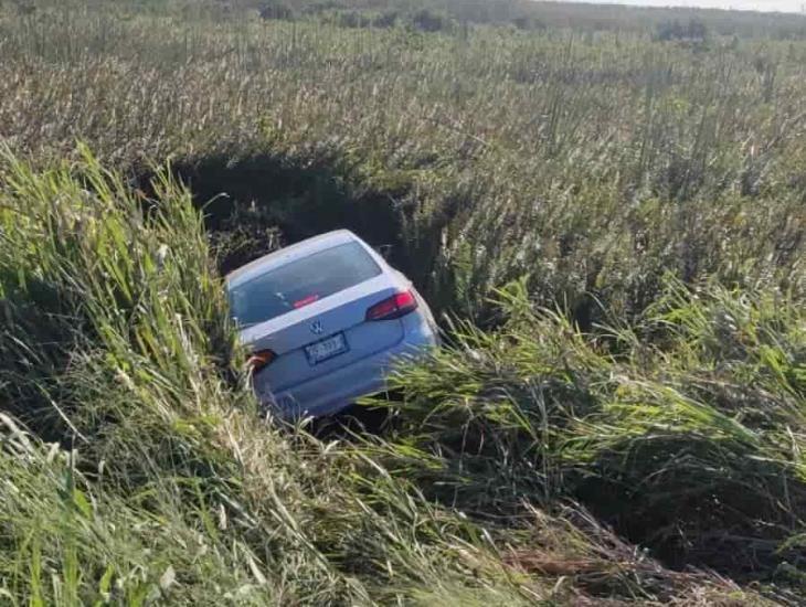 Vehículo se sale de la Coatza-Mina y termina en el pantano 