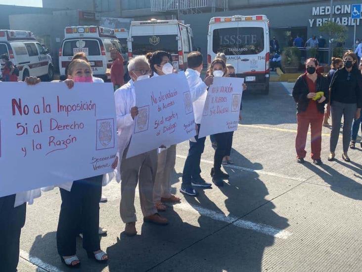 Con bloqueo, protestan trabajadores del ISSSTE en Veracruz