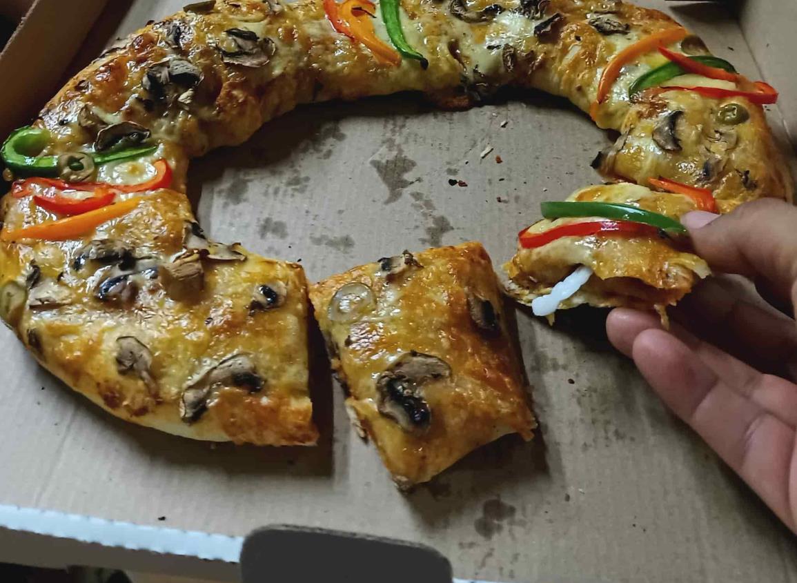 ¿De pepperoni o de pan? Crean la “pizza rosca” en Veracruz por día de Reyes Magos