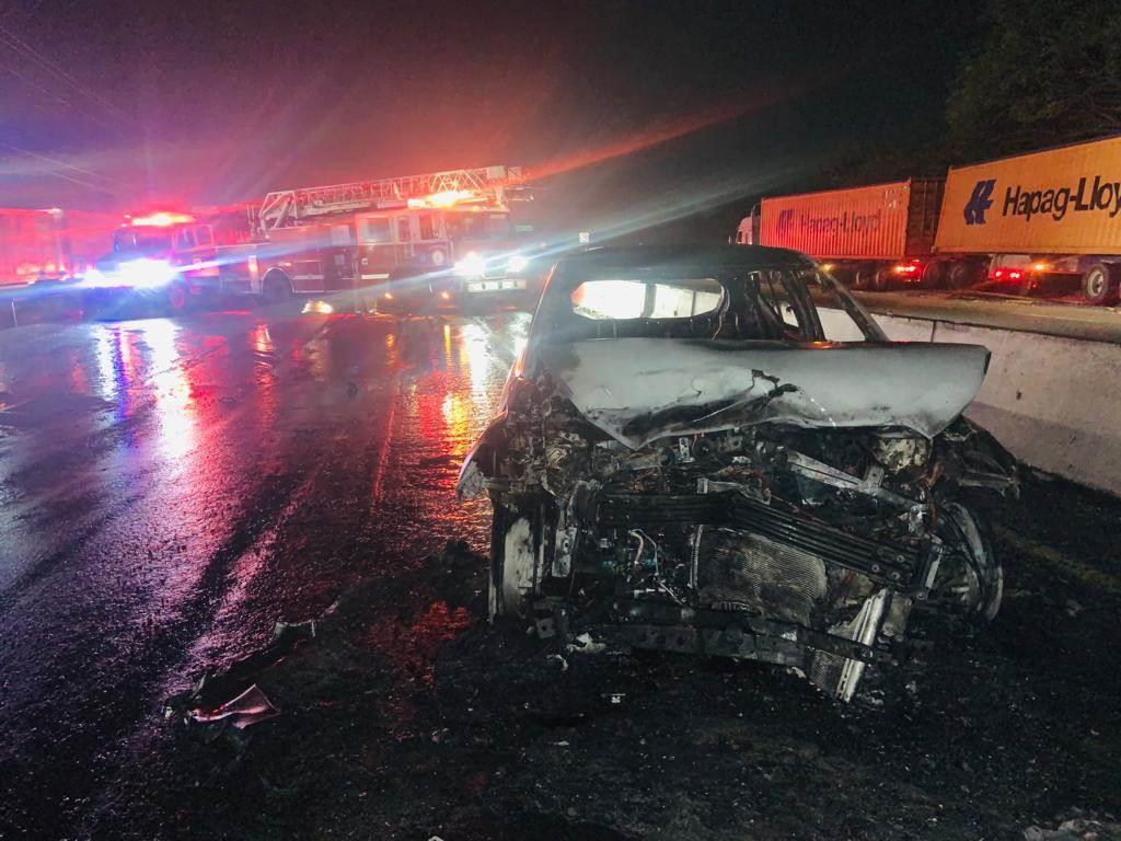 Camioneta termina en llamas tras chocar con tráiler en carretera de Veracruz