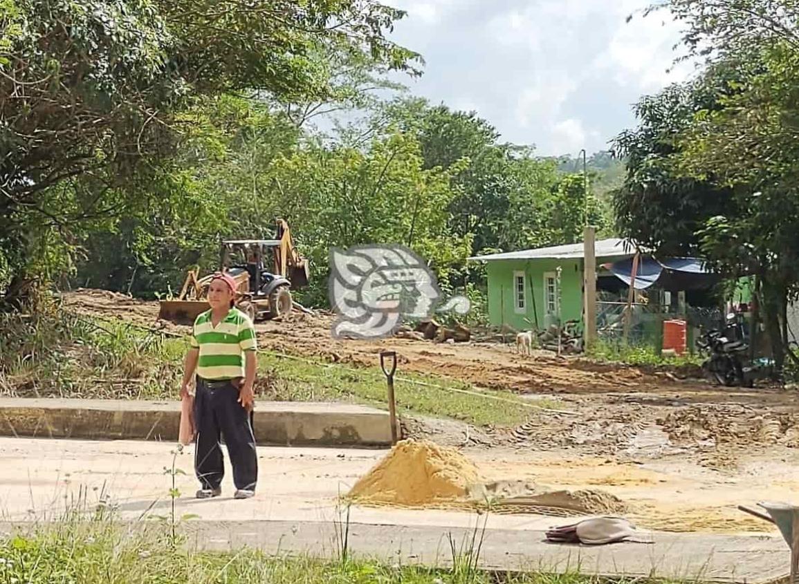 Avanzan trabajos de mantenimiento en vías ferroviarias en Moloacán