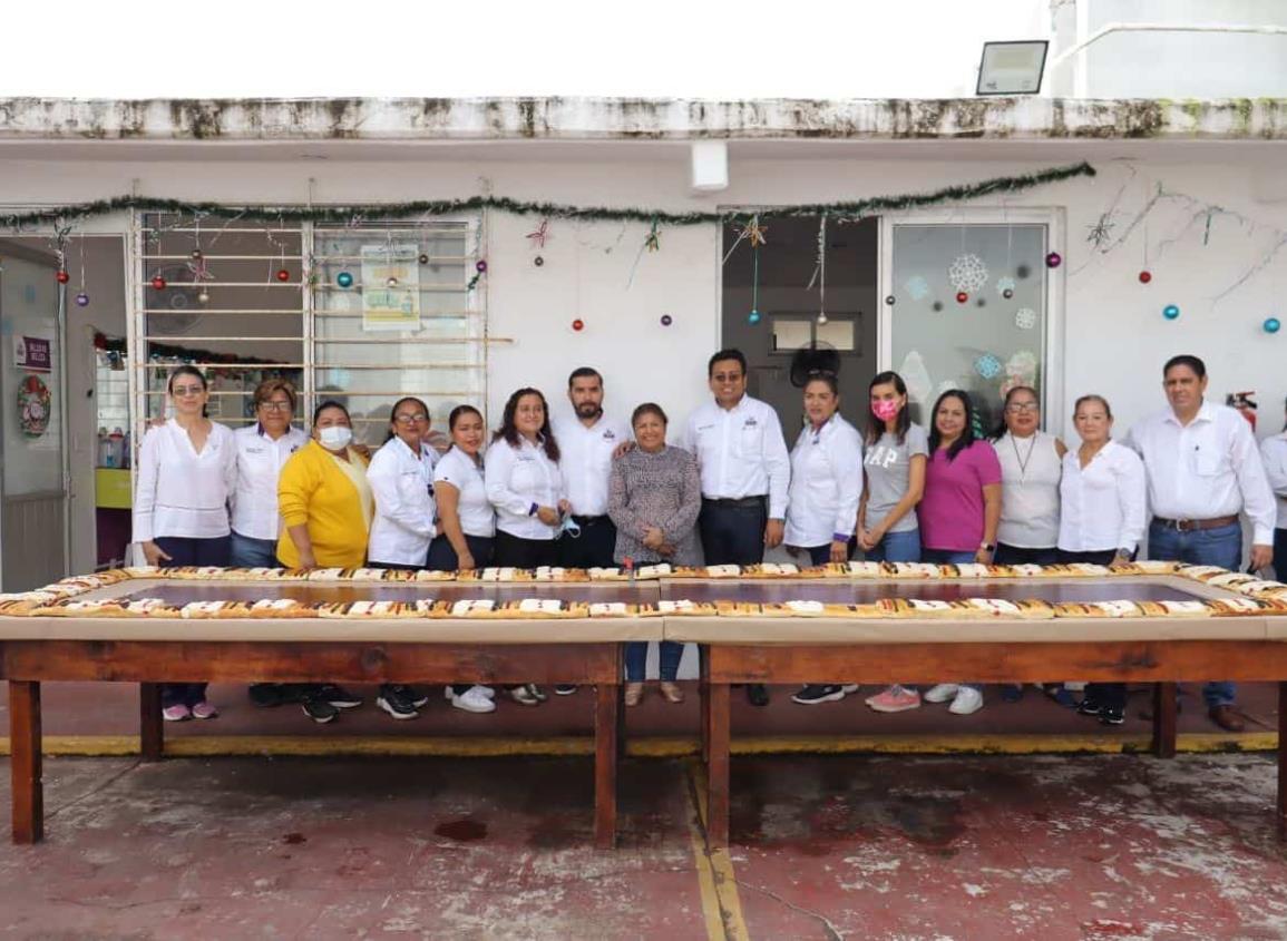 Presidenta del DIF Coatzacoalcos partió la tradicional “Rosca de Reyes” con el personal