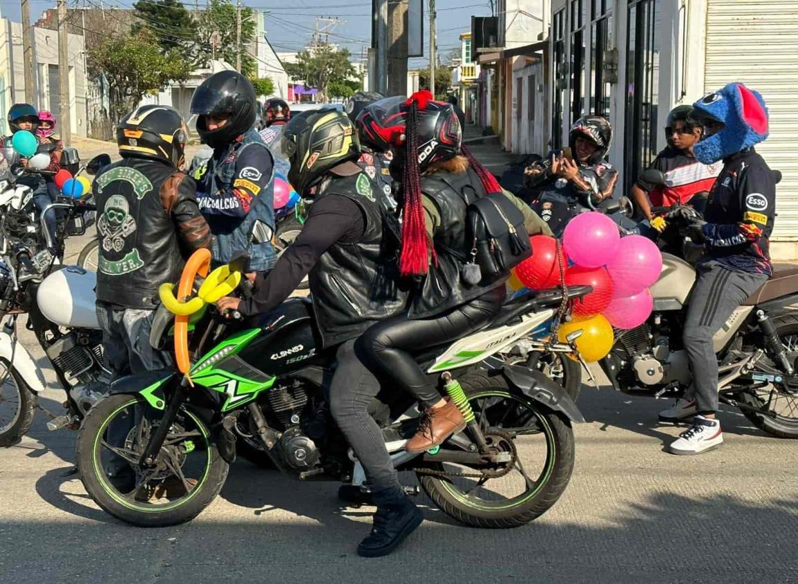 Club de motociclistas regala juguetes a niños de Coatzacoalcos