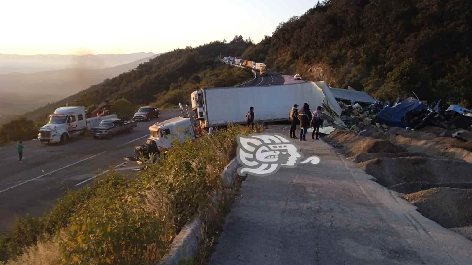 Tráileres se quedan sin frenos en las Cumbres de Maltrata