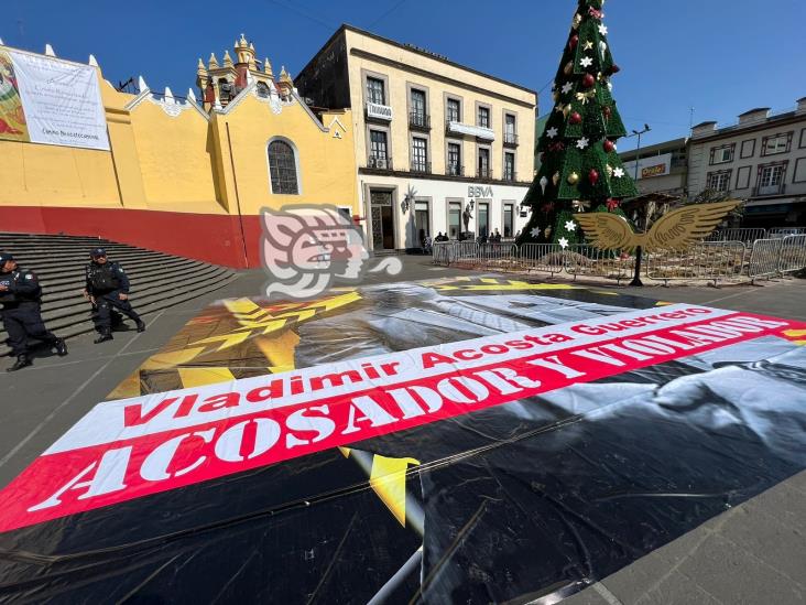 Acusan a  Vladimir Cruz, de Sefiplan, de acoso y violación, con manta en plaza Lerdo de Xalapa
